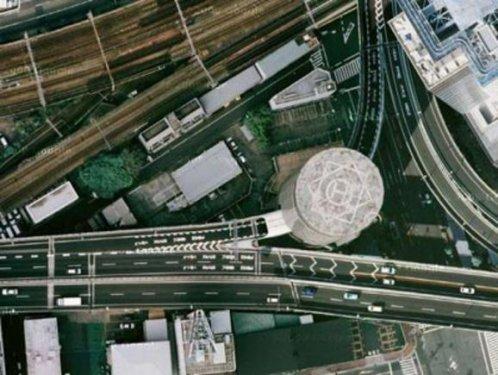 Japonlar binanın içinden otoban geçirdi