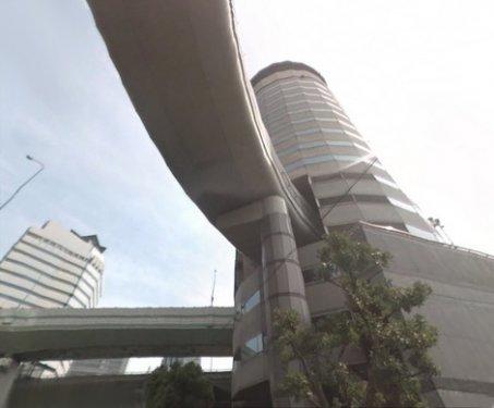 Japonlar binanın içinden otoban geçirdi