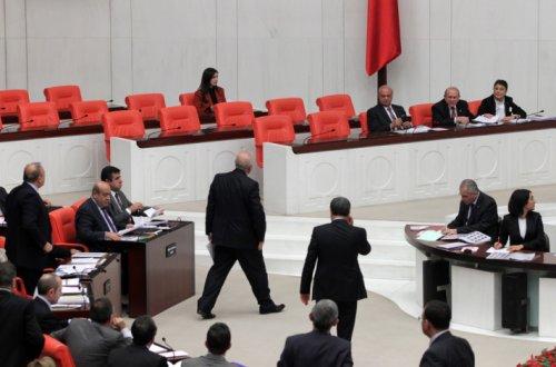 Oktay Vural Burhan Kuzu'nun üzerine yürüdü