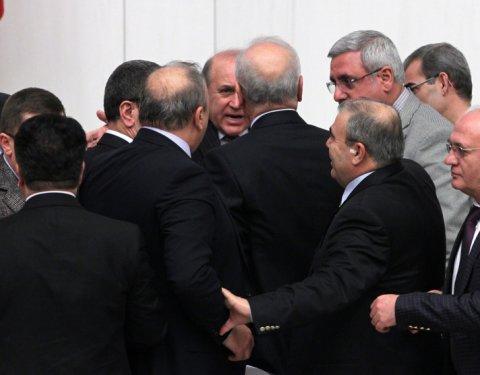 Oktay Vural Burhan Kuzu'nun üzerine yürüdü