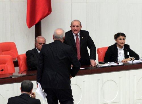 Oktay Vural Burhan Kuzu'nun üzerine yürüdü