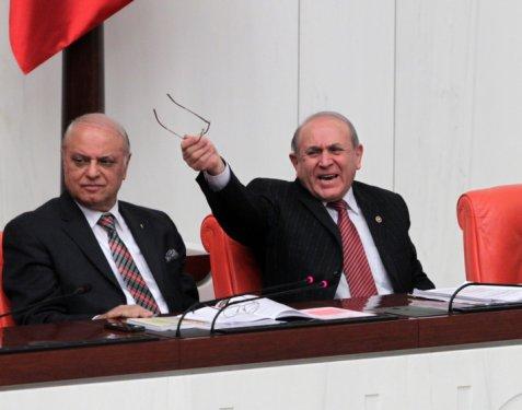 Oktay Vural Burhan Kuzu'nun üzerine yürüdü