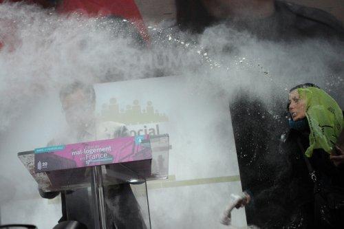 Sarkozy'nin rakibine unlu saldırı 