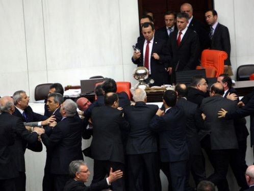 Meclis'te yumruk yumruğa kavga