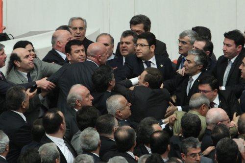 Meclis'te yumruk yumruğa kavga