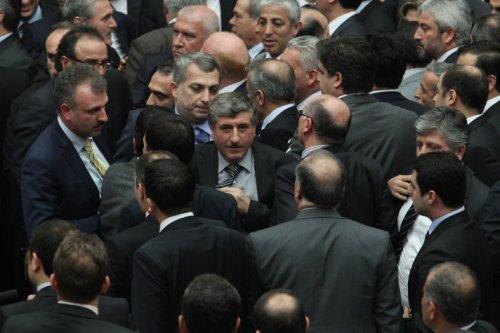 Meclis'te yumruk yumruğa kavga