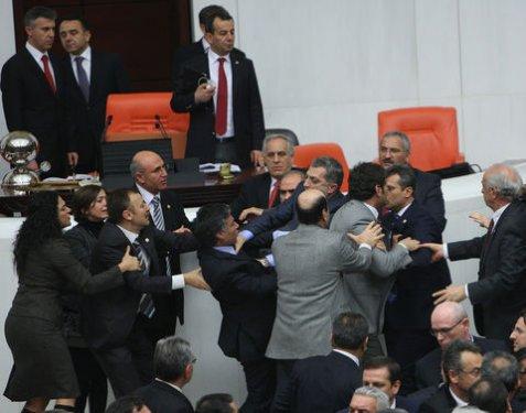 Meclis'te yumruk yumruğa kavga