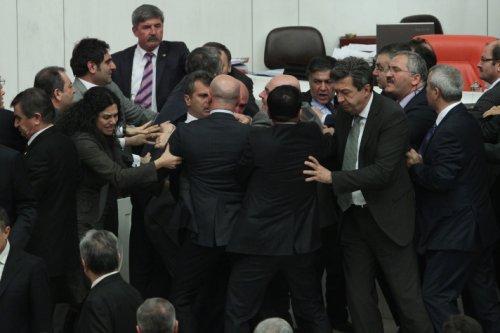 Meclis'te yumruk yumruğa kavga