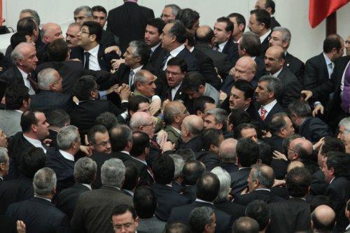 Meclis'te yumruk yumruğa kavga