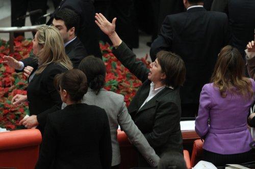 Meclis'te yumruk yumruğa kavga