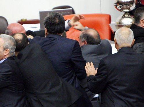 Meclis'te yumruk yumruğa kavga