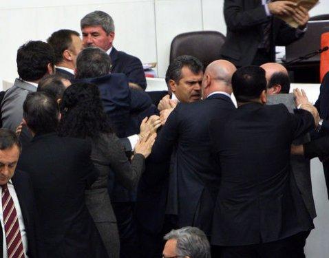 Meclis'te yumruk yumruğa kavga