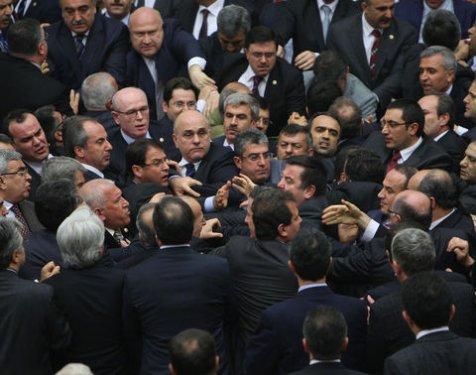 Meclis'te yumruk yumruğa kavga