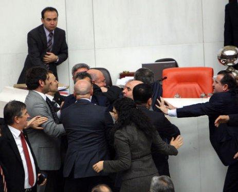 Meclis'te yumruk yumruğa kavga