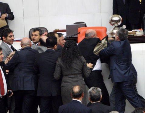 Meclis'te yumruk yumruğa kavga