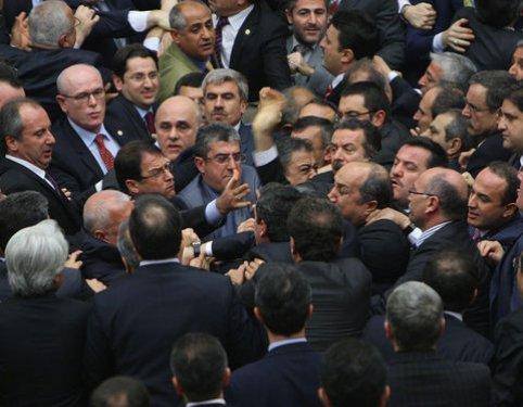 Meclis'te yumruk yumruğa kavga