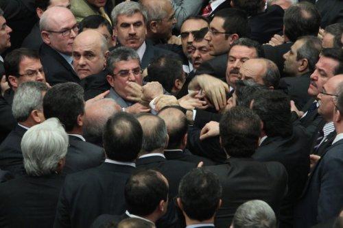 Meclis'te yumruk yumruğa kavga