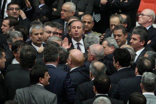 Meclis'te yumruk yumruğa kavga
