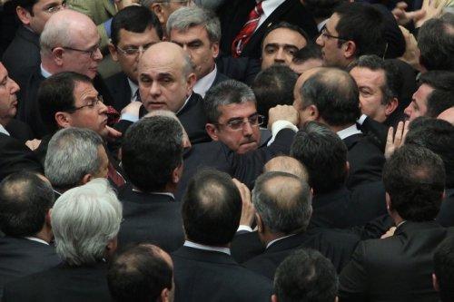 Meclis'te yumruk yumruğa kavga