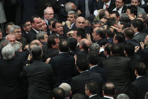 Meclis'te yumruk yumruğa kavga