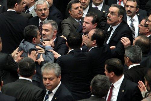 Meclis'te yumruk yumruğa kavga