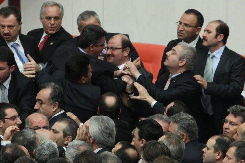 Meclis'te yumruk yumruğa kavga