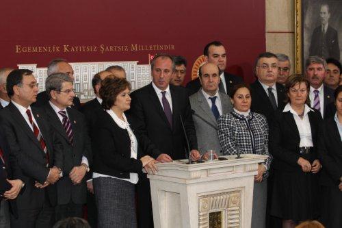 Meclis'te yumruk yumruğa kavga