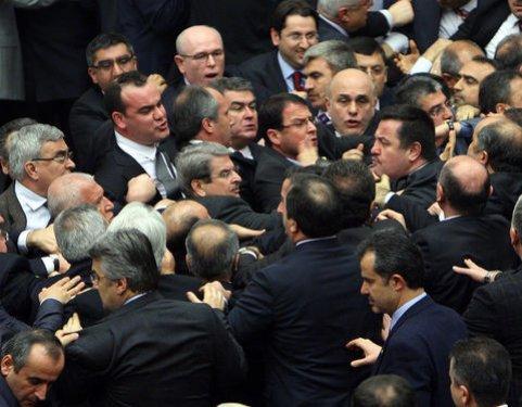 Meclis'te yumruk yumruğa kavga