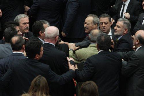 Meclis'te yumruk yumruğa kavga