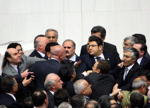 Meclis'te yumruk yumruğa kavga