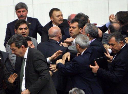 Meclis'te yumruk yumruğa kavga