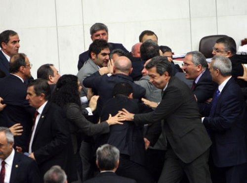 Meclis'te yumruk yumruğa kavga