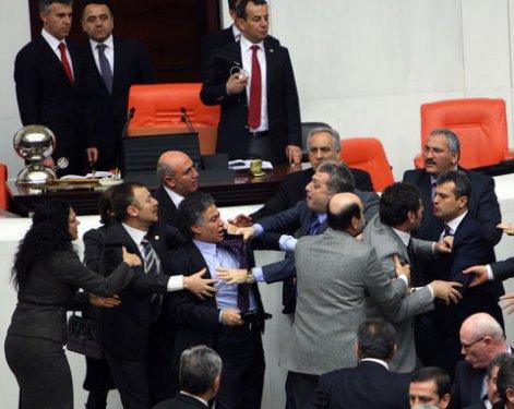 Meclis'te yumruk yumruğa kavga