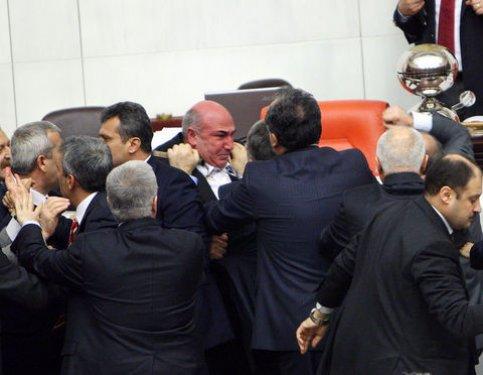 Meclis'te yumruk yumruğa kavga