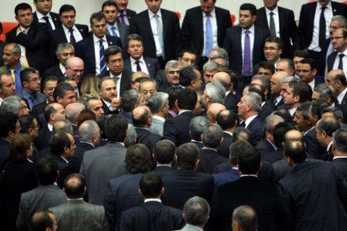 Meclis'te yumruk yumruğa kavga