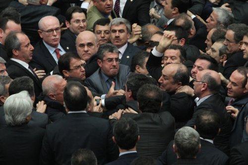 Meclis'te yumruk yumruğa kavga