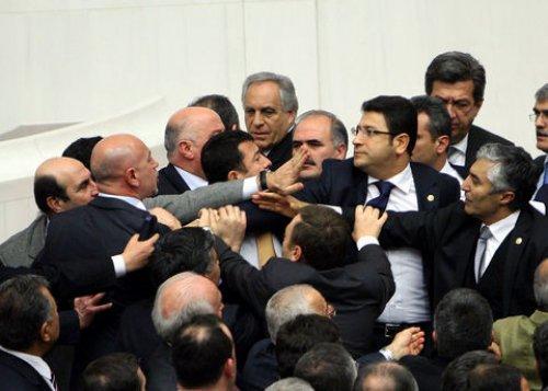 Meclis'te yumruk yumruğa kavga