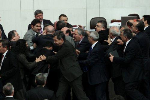 Meclis'te yumruk yumruğa kavga