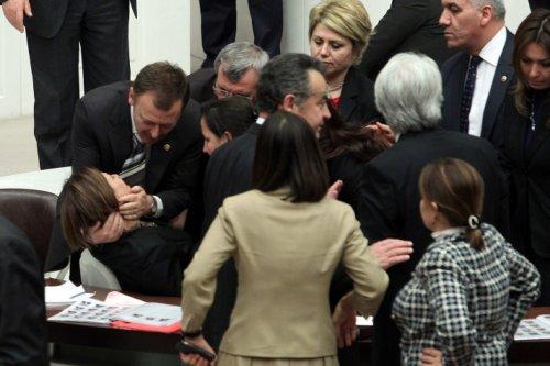 Meclis'te yumruk yumruğa kavga