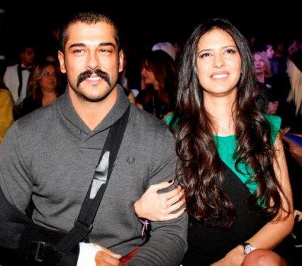 Burak Özçivit ve Ceylan Çapa defilede