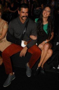 Burak Özçivit ve Ceylan Çapa defilede