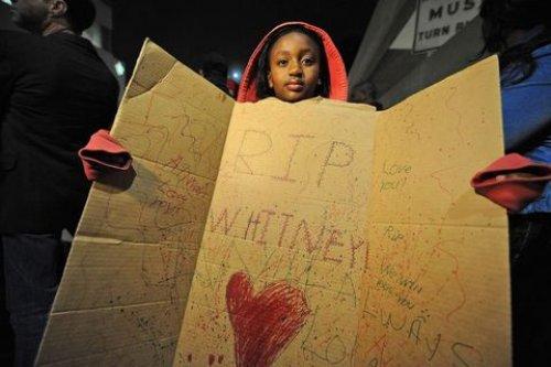 Whitney Houston'un otelden çıkarılışı	