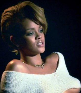 Rihanna'nın verdiği çıplak pozların kamera arkası