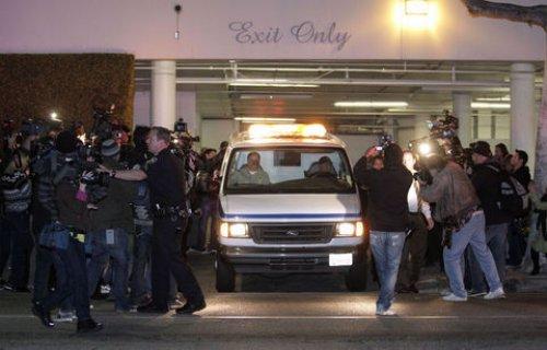 Whitney Houston'un otelden çıkarılışı	