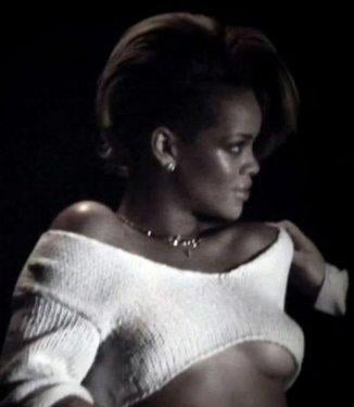 Rihanna'nın verdiği çıplak pozların kamera arkası