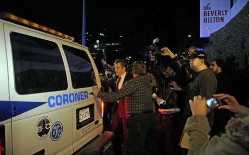 Whitney Houston'un otelden çıkarılışı	