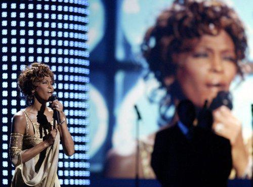 Whitney Houston yaşamını yitirdi - Resim 28