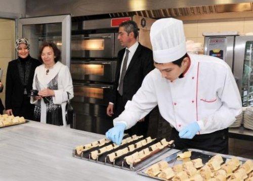 Hayrünnisa Hanım konuğuyla Köşk'ün mutfağına girdi