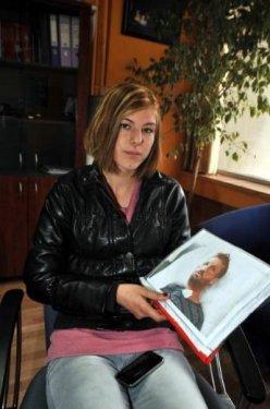 Bir elinde babasının yüzü bir elinde babasının resmi