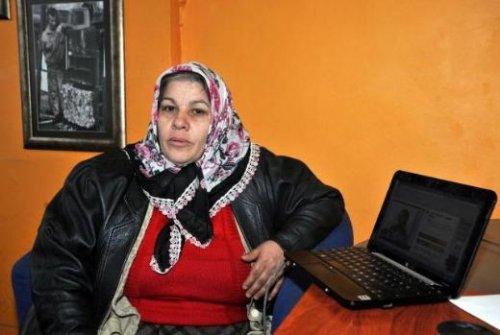 Bir elinde babasının yüzü bir elinde babasının resmi